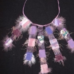 textiel ketting met veertjes textiel ketting met veertjes