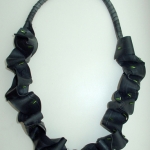 rubber ketting met groene kraaltjes rubber ketting met groene kraaltjes