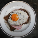 Brood met ham en ei op bord Brood met ham en ei op bord
