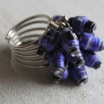 Ring met windingen en papieren kralen. Ring met windingen en papieren kralen.