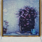 Bloemen met blauwe kan