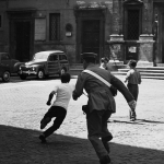 Politie-agent pakt jongen op 1962