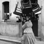 Vrouw met stoelen - Calabrië 1962