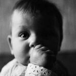 Duimzuigende baby Duimzuigende baby
