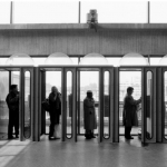 Telefonerende mensen op station Utrecht Telefonerende mensen op station Utrecht