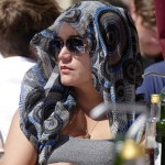 Vrouw op terras Plaza Real – Barcelona april 2017 Vrouw op terras Plaza Real – Barcelona april 2017