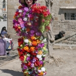 Bloemenmeisje vraagt om geld – Barcelona april 2017 Bloemenmeisje vraagt om geld – Barcelona april 2017