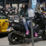 Vrouw op motor - Barcelona april 2017 Vrouw op motor - Barcelona april 2017