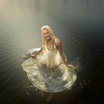 Sanne in het water Sanne in het water