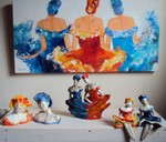 Een combinatie van schilderij en beeld samen heb ik zelf altijd graag in huis gehad, dus schilderde ik een schilderij bij door mij gekochte beelden. Zelf de beelden maken bij mijn schilderijen vind ik helemaal geweldig. Ik he verschillende beeldjes in deze serie.