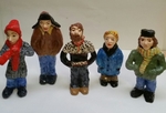 mensen in winter kleding , gemaakt voor de WG kerstsale 2015 . Dit jaar houdt WG Kunst – voor de zevende keer - in het weekend van zaterdag 12 & zondag 13 december een bijzondere verkooptentoonstelling. Meer dan honderd kunstwerken van ruim honderd kunstenaars worden aangeboden voor honderd euro per stuk.
