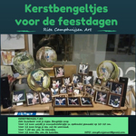 Kerstbengeltjes Kleine grappige schilderijtjes. Voor het gevoel, met een knipoog. En soms voor iemand, de herinnering aan.. doet me denken aan.. een glimlach is wat deze bengeltjes willen brengen. een klein licht lichtje in de duisternis.