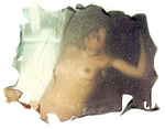 De Polaroid emulsion lifts zijn flinterdunne emulsielaagjes die op zuurvrij geschept papier. De zwart/wit foto's zijn gelatine zilver prints.