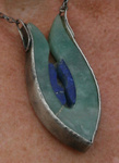 Sieraden maken doe ik met hart en ziel. Een jarenlange training van mijn intuïtie geeft mij het vermogen mee te kijken in de ontwikkelingsweg en 'blauwdruk' van mensen. Ik maak in samenspraak met jou (of de gever) een sieraad van edelmetaal en edelsteen dat aansluit bij wie je bent en wat je bezielt. Een uitdrukking van innerlijke kracht...